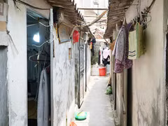 Khu xóm trọ dành cho bệnh nhân hiểm nghèo ở phố Lê Thanh Nghị (Hà Nội), với những phòng trọ chật chội, mái lợp fibro xi-măng luôn nóng hầm hập trong các tháng cao điểm mùa hè.