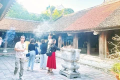 Du khách vãn cảnh chùa Chuông (Hưng Yên).