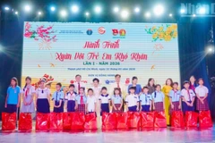 Trao quà Tết cho trẻ em có hoàn cảnh khó khăn tại khu vực 1 thuộc Thành phố Hồ Chí Minh.