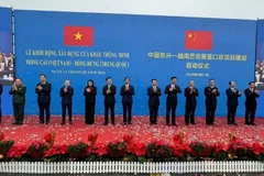 Đại biểu hai địa phương Quảng Ninh (Việt Nam) và Khu tự trị dân tộc Choang Quảng Tây (Trung Quốc) cùng khởi động dự án xây dựng thí điểm cửa khẩu thông minh tại cặp cửa khẩu quốc tế Móng Cái-Đông Hưng.