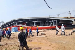 Hiện trường vụ sập kết cấu mái vòm tại tỉnh Samut Prakan, Thái Lan. (Ảnh: Bangkok Post)