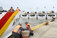 Các tàu Chi đội Kiểm ngư số 3 neo đậu tại cảng gia cố hệ thống dây buộc tàu.
