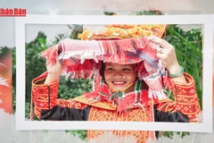 Trang phục truyền thống với màu sắc và hoa văn độc đáo của người Dao Lô Gang.