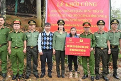 Công an tỉnh Quảng Ngãi khởi công xây dựng nhà cho gia đình bà Đinh Thị Vôn ở thôn Tan Via, xã Sơn Tây. (Ảnh: QUANG THÀNH)