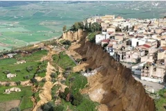 Hình ảnh được chụp từ máy bay không người lái về vụ sạt lở đất tại Niscemi, Sicily, miền nam Italia, ngày 26/1. (Nguồn: EPA)