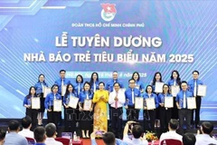 Đồng chí Bùi Thanh Sơn trao chứng nhận và biểu trưng của Đoàn Thanh niên Chính phủ cho nhà báo trẻ tiêu biểu. (Ảnh: TTXVN)