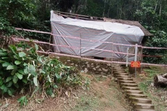 Hiện tại, lán Tham mưu trưởng Hoàng Văn Thái đã được chăng dây, cắm biển để sửa chữa.