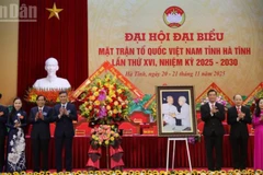 Lãnh đạo Ủy ban Mặt trận Tổ quốc Việt Nam chúc mừng Đại hội.