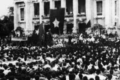 Sáng 19/8/1945, hàng chục vạn người dân ở Hà Nội và các tỉnh lân cận theo các ngả đường kéo về quảng trường Nhà hát lớn Hà Nội dự cuộc mít tinh lớn chưa từng có của quần chúng cách mạng, hưởng ứng cuộc Tổng khởi nghĩa giành chính quyền. (Ảnh: Tư liệu TTXVN)