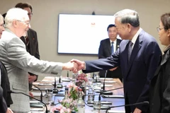 Tổng Bí thư Tô Lâm tiếp Tổng Bí thư Đảng Cộng sản Anh Robert Griffiths và các thành viên trong đoàn. (Ảnh: THỐNG NHẤT - TTXVN)