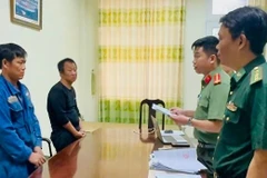 Hai thuyền trưởng tàu cá vi phạm tại cơ quan điều tra.