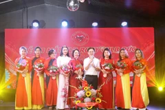 Ban chấp hành CLB Ruby tại CHLB Đức chụp ảnh cùng Chủ tịch Đinh Thị Hậu và Phó Chủ tịch Vũ Thị Thanh Tâm.