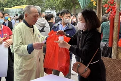 Bệnh nhân nhận các phần quà tại gian hàng khi tham gia "Hội chợ 0 đồng" do Bệnh viện K (Bộ Y tế) tổ chức.