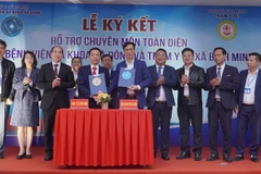 Lãnh đạo Bệnh viện đa khoa Hà Đông và trạm y tế xã Bình Minh ký kết hợp tác về hỗ trợ chuyên môn toàn diện