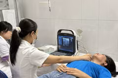 Cán bộ Trạm Y tế phường Đống Đa, Hà Nội khám sức khỏe cho người dân hưởng ứng Ngày Sức khỏe toàn dân 7/4 năm 2026. (Ảnh nhandan.vn)