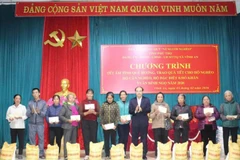 Đồng chí Vi Mạnh Hùng, Giám đốc Báo và Phát thanh, Truyền hình Phú Thọ tặng quà cho các hộ nghèo xã Vĩnh An.