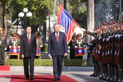 Tổng Bí thư Tô Lâm và Tổng Bí thư, Chủ tịch nước Lào Thongloun Sisoulith duyệt Đội danh dự Quân đội Nhân dân Lào. (Ảnh: THỐNG NHẤT/TTXVN)