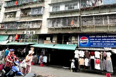 Nhiều hộ dân tại chung cư Thanh Đa (phường Bình Quới, Thành phố Hồ Chí Minh) cơi nới, lắp đặt các khung sắt kiên cố bít ban-công cũng là lối thoát hiểm của căn hộ.