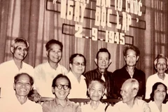 Kiến trúc sư Ngô Huy Quỳnh (đứng thứ 2 từ phải sang) trong buổi Họp mặt ban tổ chức Ngày Độc lập 2/9/1945. ( Ảnh: Nguyễn Đình Toán)