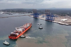 Tàu chở hàng hóa tại cảng Vizhinjam ở Thiruvananthapuram, Ấn Độ. (Nguồn: ANI/TTXVN)