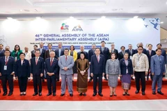 Chủ tịch Quốc hội Trần Thanh Mẫn, Chủ tịch Hạ viện Malaysia Johari bin Abdul - Chủ tịch AIPA-46 cùng các trưởng đoàn Nghị viện thành viên AIPA. (Ảnh: PHẠM THẮNG)