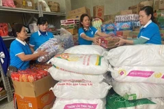 Các hội viên phụ nữ phường Thanh Liệt đóng gói nhu yếu phẩm gửi đồng bào miền trung và Tây Nguyên.