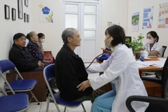 Các y, bác sĩ Trạm Y tế xã Sóc Sơn (thành phố Hà Nội) khám bệnh cho người dân trên địa bàn