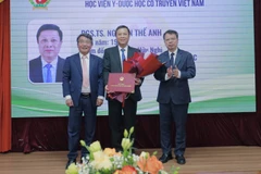 Đại diện Hội đồng Giáo sư cơ sở Học viện Y-Dược học cổ truyền Việt Nam trao Quyết định bộ nhiệm chức danh Phó Giáo sư cho các tân Phó Giáo sư.