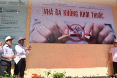Các cơ quan chức năng tổ chức gắn biển nhà ga không thuốc lá.