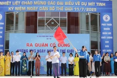 Các đại biểu tham dự phát động ra quân cổ động hưởng ứng Ngày dân số thế giới (11/7).