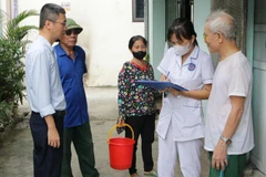 Cán bộ y tế hướng dẫn người dân trên địa bàn thành phố Hà Nội thực hiện các biện pháp phòng, chống các bệnh truyền nhiễm tại cộng đồng.