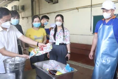 Các cơ quan chức năng kiểm tra công tác tác bảo đảm an toàn thực phẩm các tổ chức, cá nhân sản xuất, kinh doanh thực phẩm trên địa bàn Hà Nội.