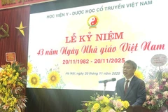 Phó Giáo sư, Tiến sĩ Nguyễn Quốc Huy phát biểu tại Lễ kỷ niệm 43 năm Ngày Nhà giáo Việt Nam 20/11.