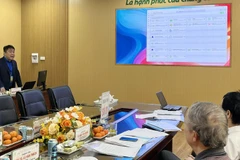 Báo cáo viên trình bày đề tài trước các thành viên Hội đồng tại Hội thi.