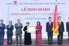 Đồng chí Bùi Thị Minh Hoài, Ủy viên Bộ Chính trị, Bí thư Trung ương Đảng, Bí thư Đảng ủy Mặt trận Tổ quốc, các đoàn thể Trung ương, Chủ tịch Ủy ban Trung ương Mặt trận Tổ quốc Việt Nam, trao tặng Huân chương Lao động hạng Nhì cho Hội Hữu nghị và Hợp tác Việt Nam-Pháp.