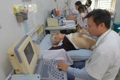 Người dân trên địa bàn xã Đa Phúc được các y, bác sĩ khám bệnh tại Chương trình.