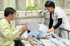 Các y, bác sĩ Bệnh viện đa khoa Đông Anh điều trị bệnh nhận sử dụng thuốc phá thai tại nhà.