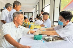Người dân trên địa bàn xã Tiến Thắng (thành phố Hà Nội) tham gia khám sức khỏe và lập hồ sơ sức khỏe điện tử trọn đời.