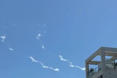 Vệt khói trên bầu trời thành phố Modiin, Israel sau khi hệ thống phòng không nước này đánh chặn tên lửa từ Yemen, ngày 27/3/2025. (Ảnh: THX/TTXVN)