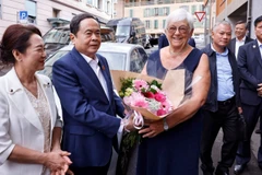 Vợ ông Jacques Savary đón Chủ tịch Quốc hội Trần Thanh Mẫn và Phu nhân Nguyễn Thị Thanh Nga đến thăm gia đình. (Ảnh: DOÃN TẤN/TTXVN) 