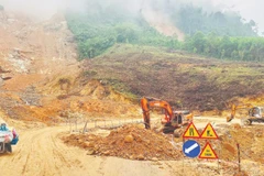 Các đơn vị đang tập trung khắc phục, sửa chữa hư hỏng trên Quốc lộ 40B đoạn qua xã Trà Tân.