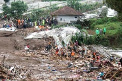 Lực lượng cứu hộ làm nhiệm vụ tại hiện trường vụ lở đất ở huyện Cisarua, Tây Bandung, Indonesia ngày 24/1/2026. (Ảnh: THX/TTXVN)