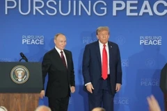 Tổng thống Mỹ Donald Trump (phải) và Tổng thống Nga Vladimir Putin trong cuộc họp báo chung tại Căn cứ Elmendorf-Richardson ở Anchorage, bang Alaska (Mỹ) ngày 15/8/2025. (Nguồn: THX/TTXVN)