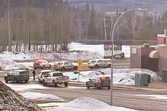 Cảnh sát triển khai bên ngoài trường học ở Tumbler Ridge, Canada. (Ảnh: ABC.NET.AU)