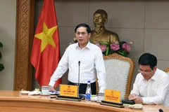 Phó Thủ tướng quán triệt yêu cầu các mặt hàng đưa vào triển lãm phải là những mặt hàng tiêu biểu, được kiểm soát chặt chẽ về chất lượng. (Ảnh: VGP/Hải Minh)