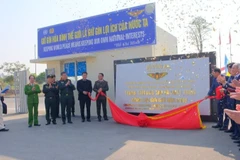 Cắt băng khánh thành và gắn biển trụ sở Trung tâm Đào tạo và Phát triển năng lực gìn giữ hòa bình Bộ Công an.