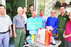 Hội Nạn nhân chất độc da cam/dioxin Việt Nam trao hỗ trợ sinh kế, tặng nạn nhân chất độc da cam/dioxin. (Ảnh BTC)