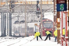 Công nhân dọn tuyết tại ga xe lửa ở Bucharest, Romania. (Ảnh: TÂN HOA XÃ)