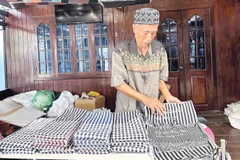 Nghệ nhân Mohamad giới thiệu các sản phẩm dệt truyền thống của người Chăm.