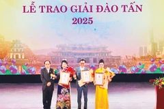 Giải thưởng Đào Tấn vinh danh các cá nhân ở hạng mục “Nhà quản lý nghệ thuật xuất sắc”.